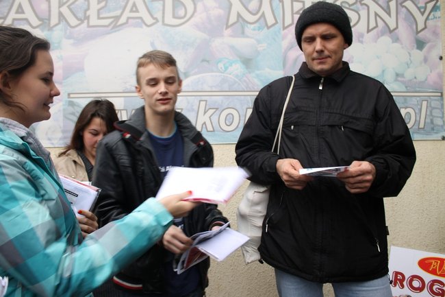 Rozdawali biało-czerwone flagi - zdjęcia