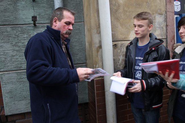 Rozdawali biało-czerwone flagi - zdjęcia