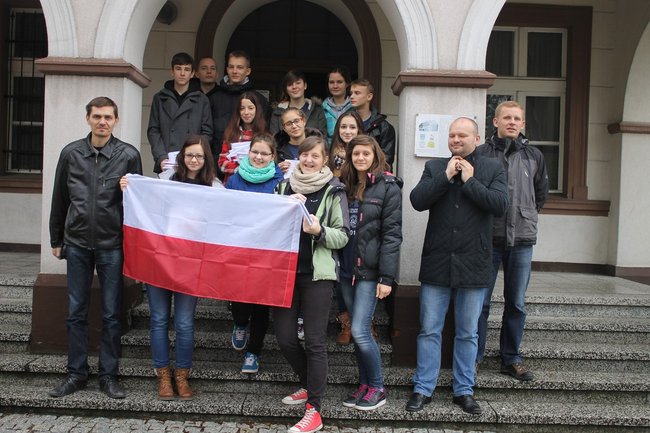 Rozdawali biało-czerwone flagi - zdjęcia