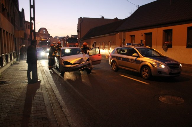 Jechał za szybko, uderzył w barierki - zdjęcia
