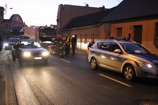 Jechał za szybko, uderzył w barierki - zdjęcia