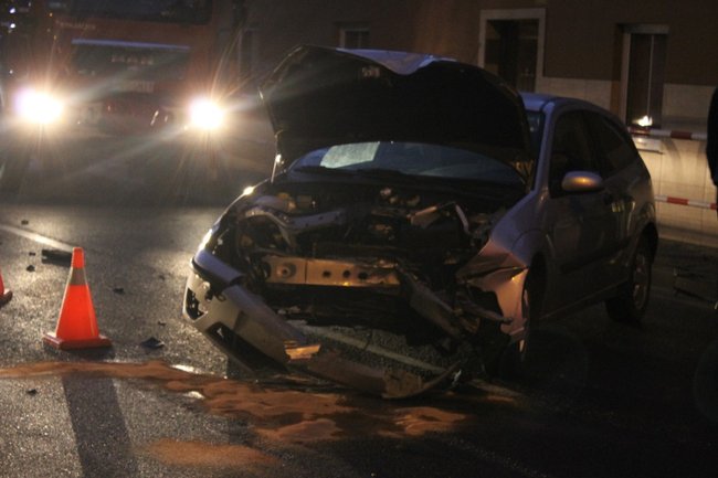 Jechał za szybko, uderzył w barierki - zdjęcia