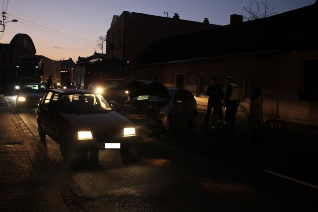 Jechał za szybko, uderzył w barierki - zdjęcia