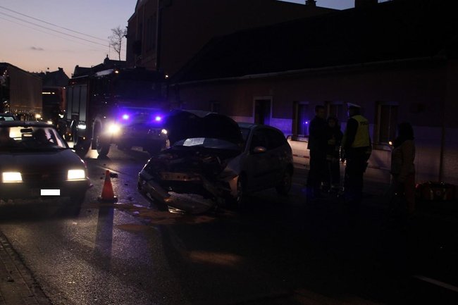 Jechał za szybko, uderzył w barierki - zdjęcia