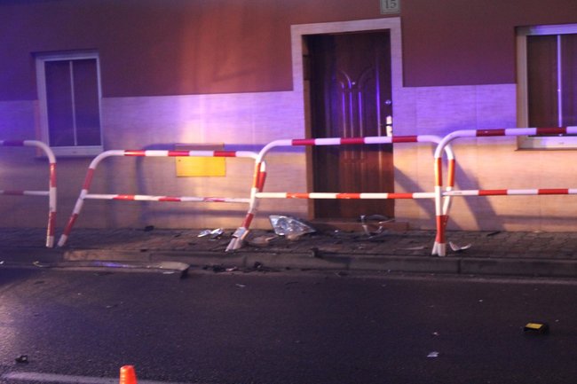Jechał za szybko, uderzył w barierki - zdjęcia
