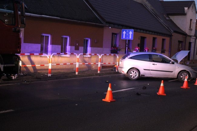 Jechał za szybko, uderzył w barierki - zdjęcia