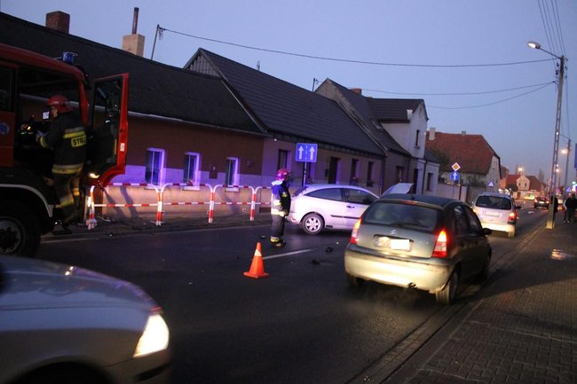 Jechał za szybko, uderzył w barierki - zdjęcia