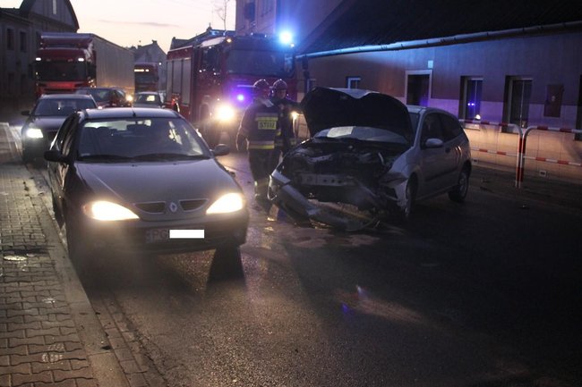 Jechał za szybko, uderzył w barierki - zdjęcia