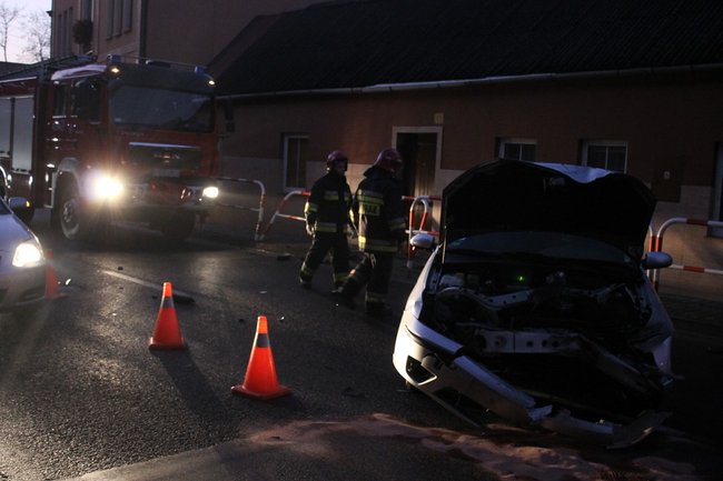 Jechał za szybko, uderzył w barierki - zdjęcia