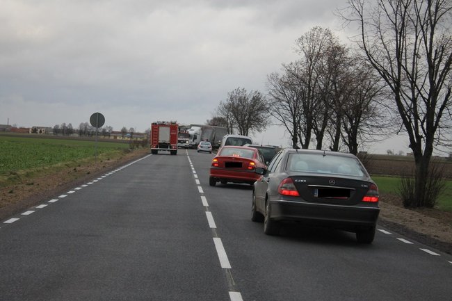 Tir zablokował drogę - zdjęcia
