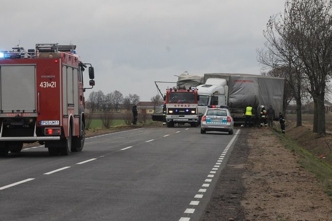 Tir zablokował drogę - zdjęcia