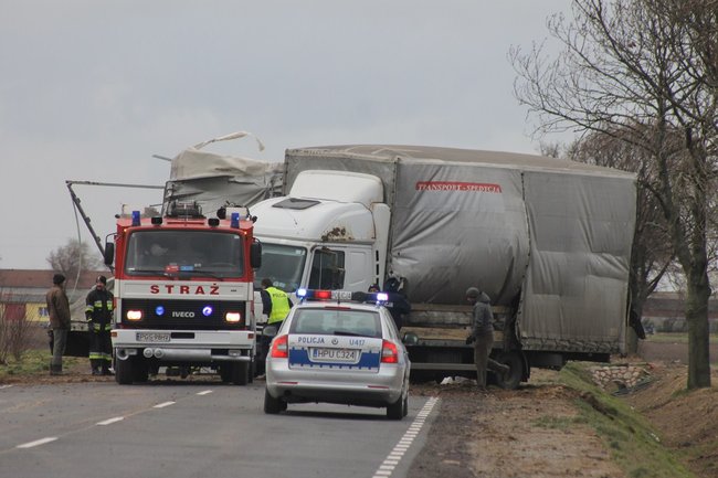 Tir zablokował drogę - zdjęcia