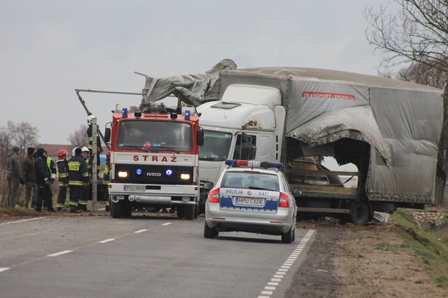 Tir zablokował drogę - zdjęcia