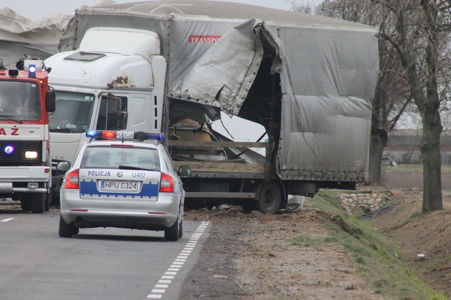 Tir zablokował drogę - zdjęcia