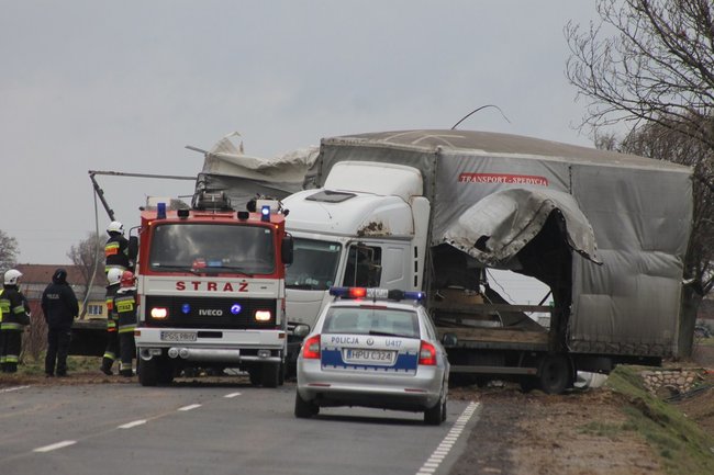 Tir zablokował drogę - zdjęcia