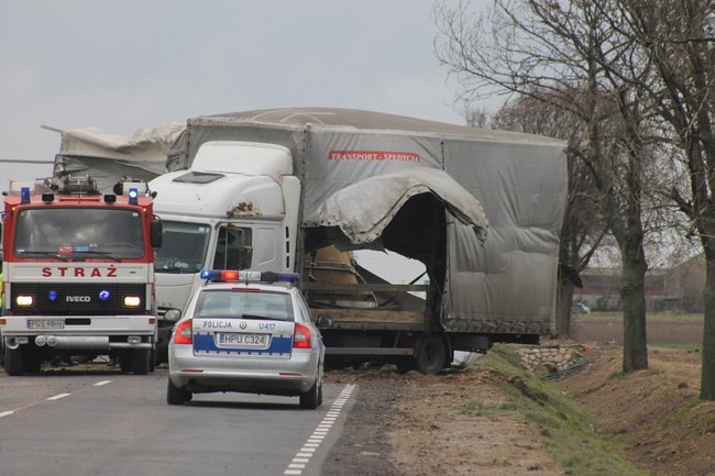Tir zablokował drogę - zdjęcia