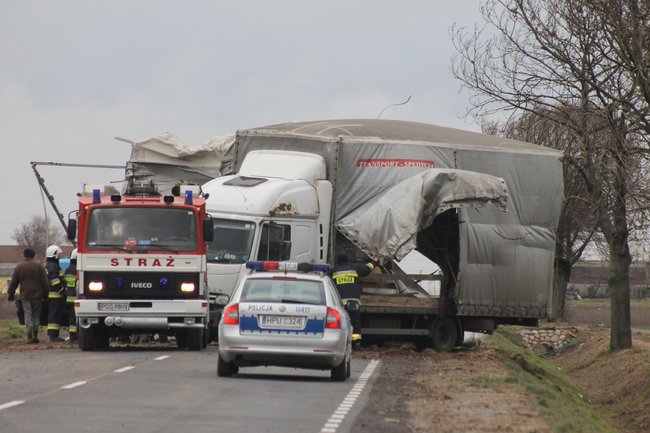 Tir zablokował drogę - zdjęcia