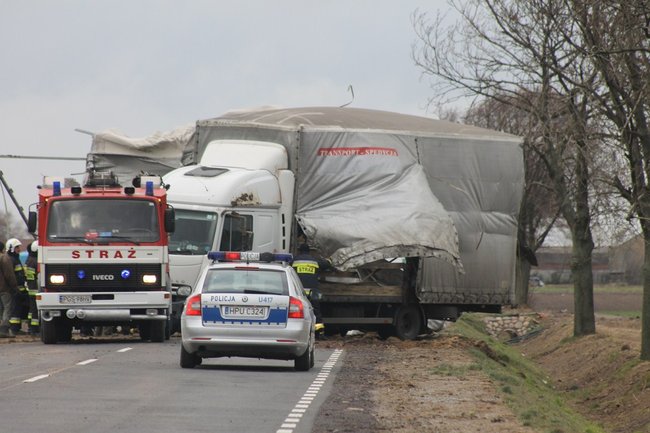 Tir zablokował drogę - zdjęcia