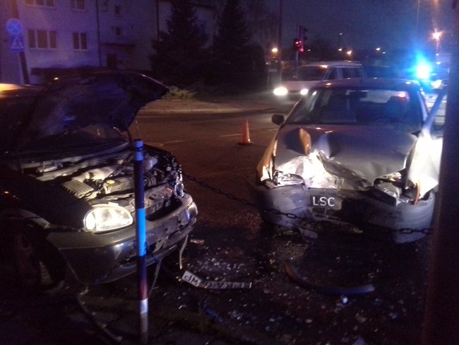 Zderzenie na skrzyżowaniu - zdjęcia