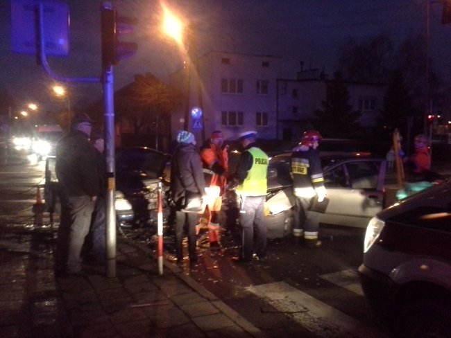 Zderzenie na skrzyżowaniu - zdjęcia