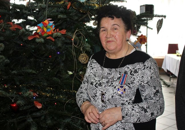 Opłatek z pomnikiem w tle - zdjęcia