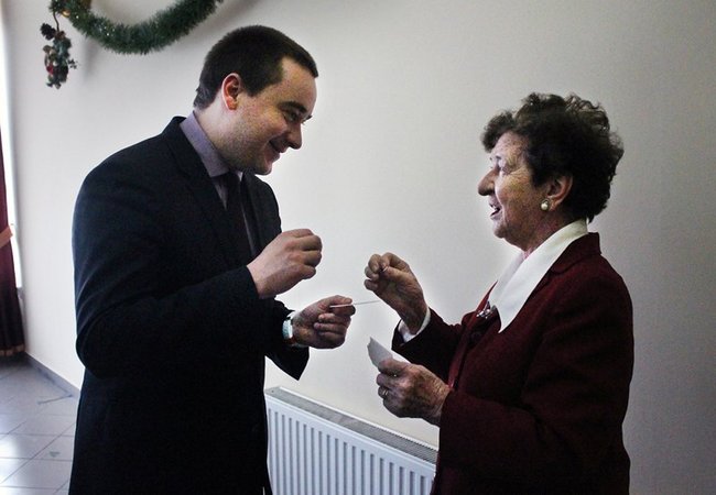 Opłatek z pomnikiem w tle - zdjęcia