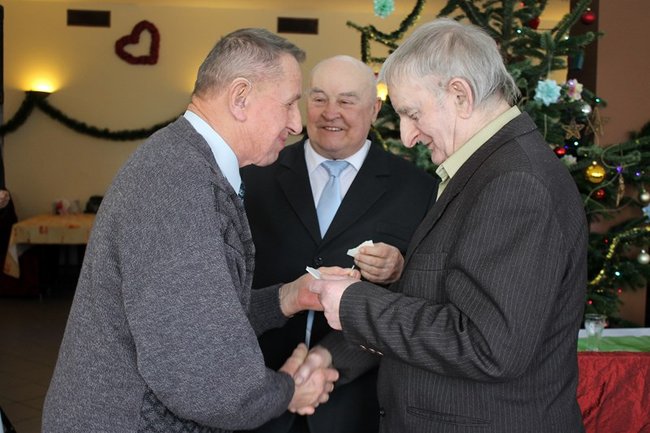 Opłatek z pomnikiem w tle - zdjęcia