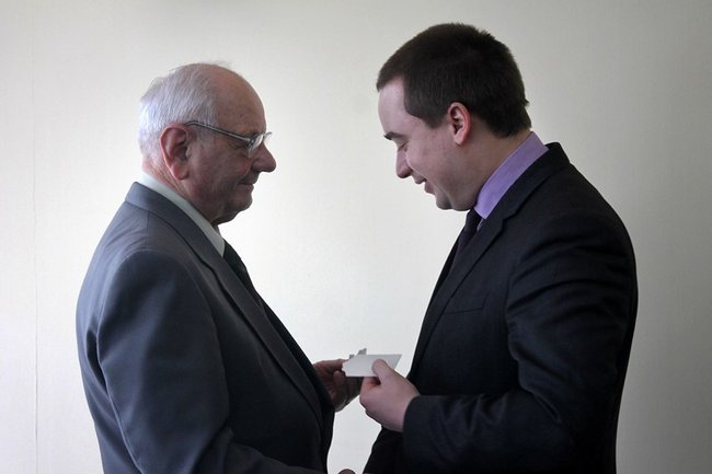 Opłatek z pomnikiem w tle - zdjęcia