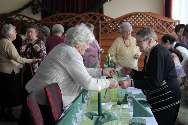 Opłatek z pomnikiem w tle - zdjęcia