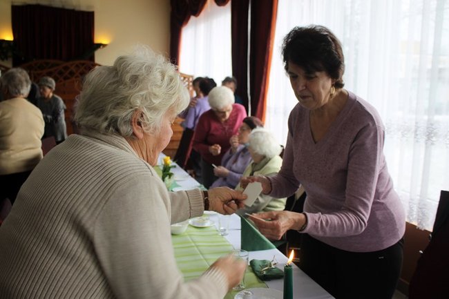 Opłatek z pomnikiem w tle - zdjęcia