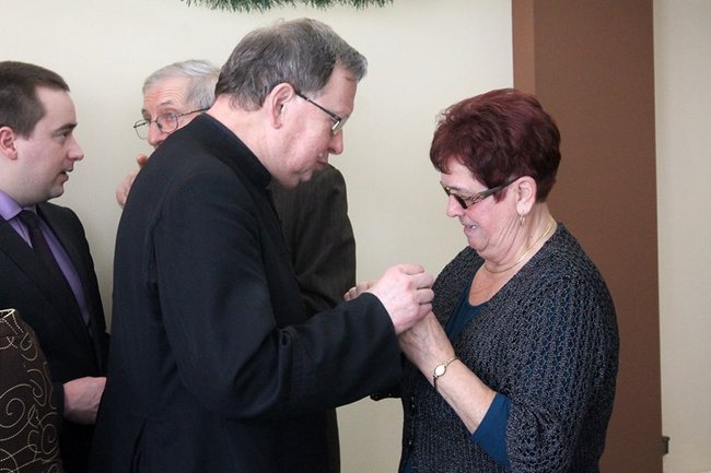 Opłatek z pomnikiem w tle - zdjęcia