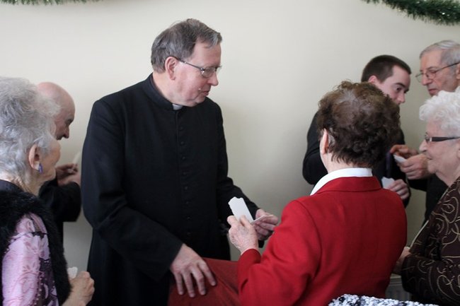 Opłatek z pomnikiem w tle - zdjęcia