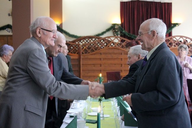 Opłatek z pomnikiem w tle - zdjęcia