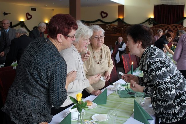 Opłatek z pomnikiem w tle - zdjęcia