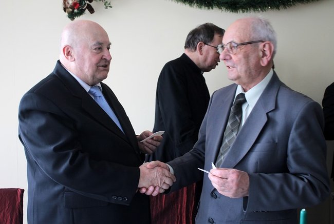 Opłatek z pomnikiem w tle - zdjęcia