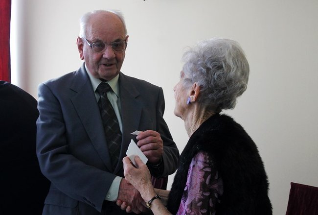 Opłatek z pomnikiem w tle - zdjęcia