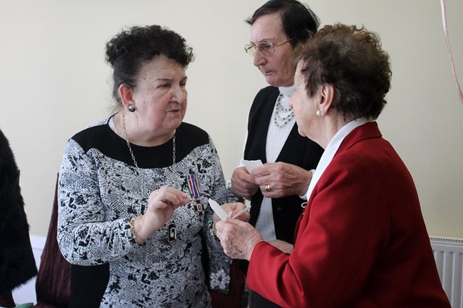 Opłatek z pomnikiem w tle - zdjęcia