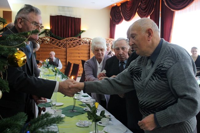 Opłatek z pomnikiem w tle - zdjęcia