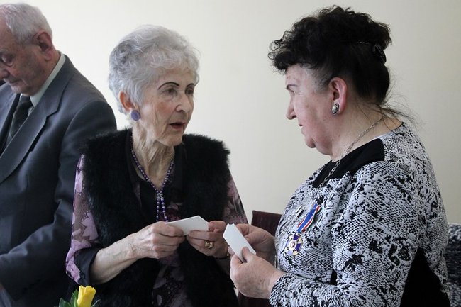 Opłatek z pomnikiem w tle - zdjęcia