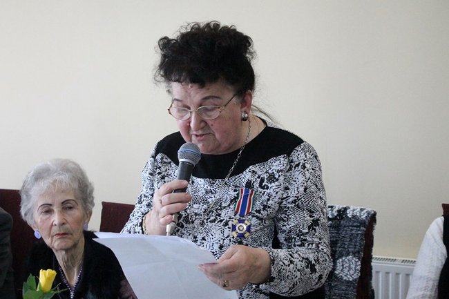 Opłatek z pomnikiem w tle - zdjęcia