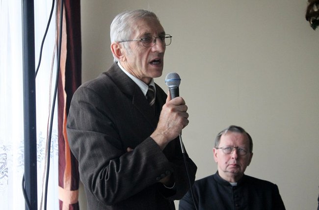 Opłatek z pomnikiem w tle - zdjęcia