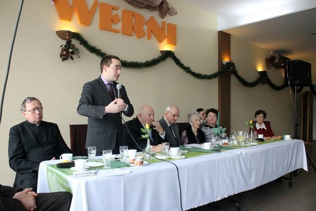 Opłatek z pomnikiem w tle - zdjęcia