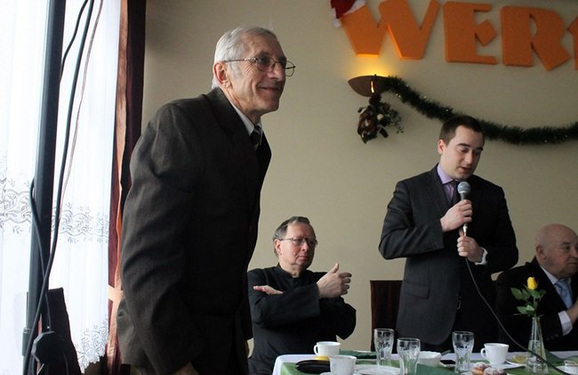 Opłatek z pomnikiem w tle - zdjęcia