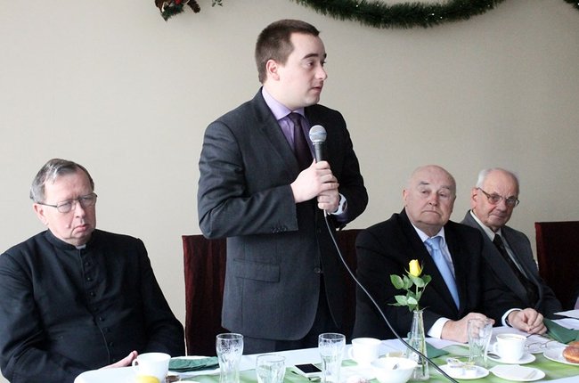 Opłatek z pomnikiem w tle - zdjęcia