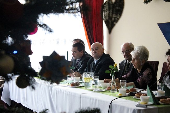 Opłatek z pomnikiem w tle - zdjęcia