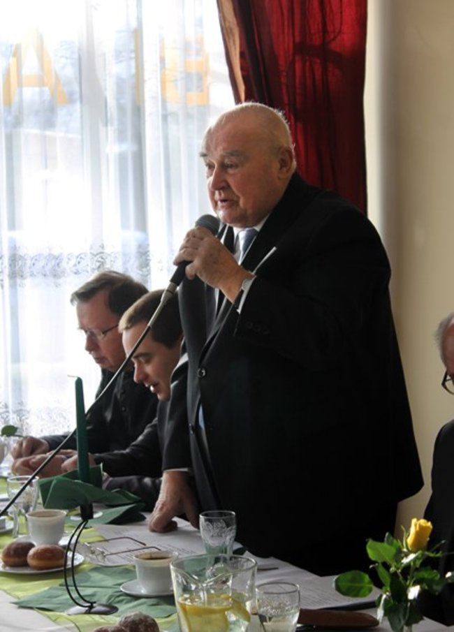 Opłatek z pomnikiem w tle - zdjęcia