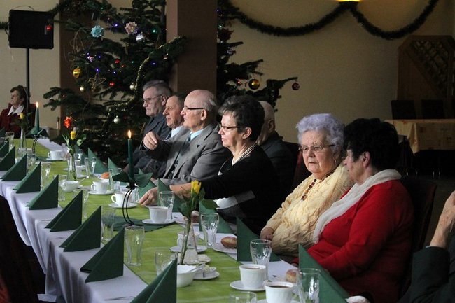 Opłatek z pomnikiem w tle - zdjęcia