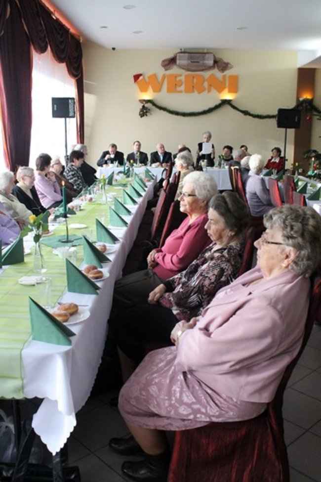 Opłatek z pomnikiem w tle - zdjęcia