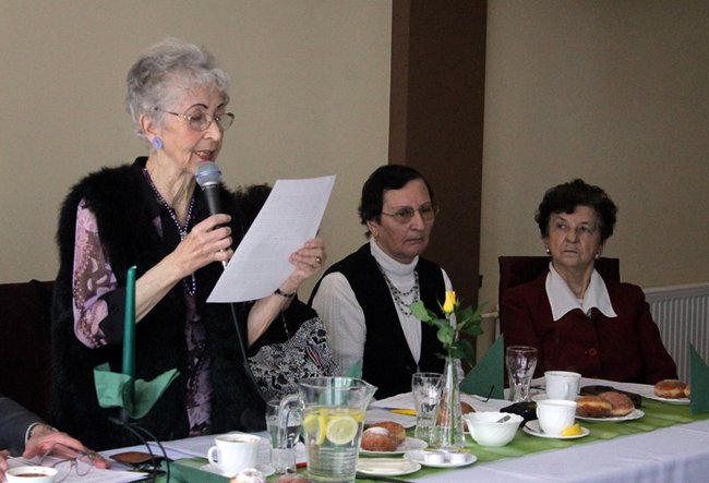 Opłatek z pomnikiem w tle - zdjęcia