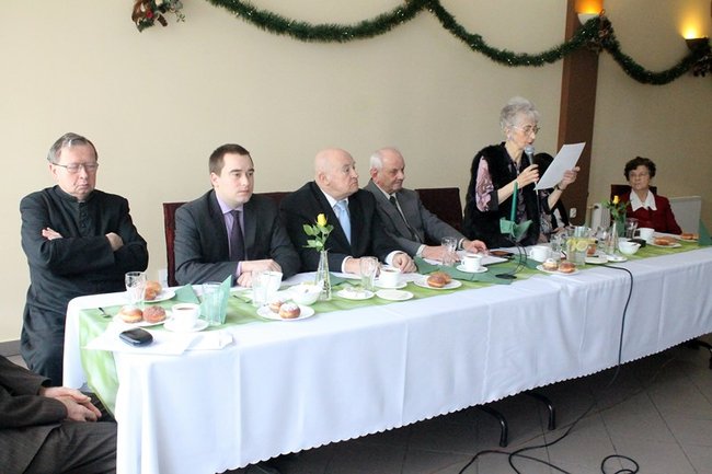 Opłatek z pomnikiem w tle - zdjęcia